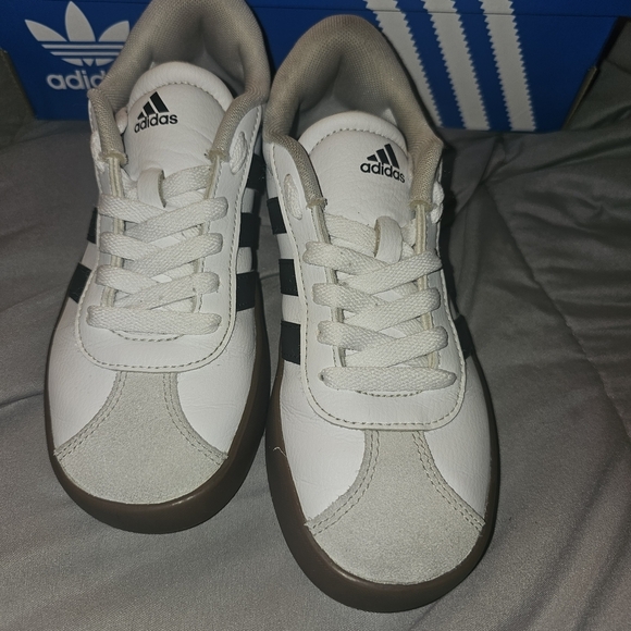 Adidas Kids White and Black Sneakers with Brown Sole - Picture 2 of 7